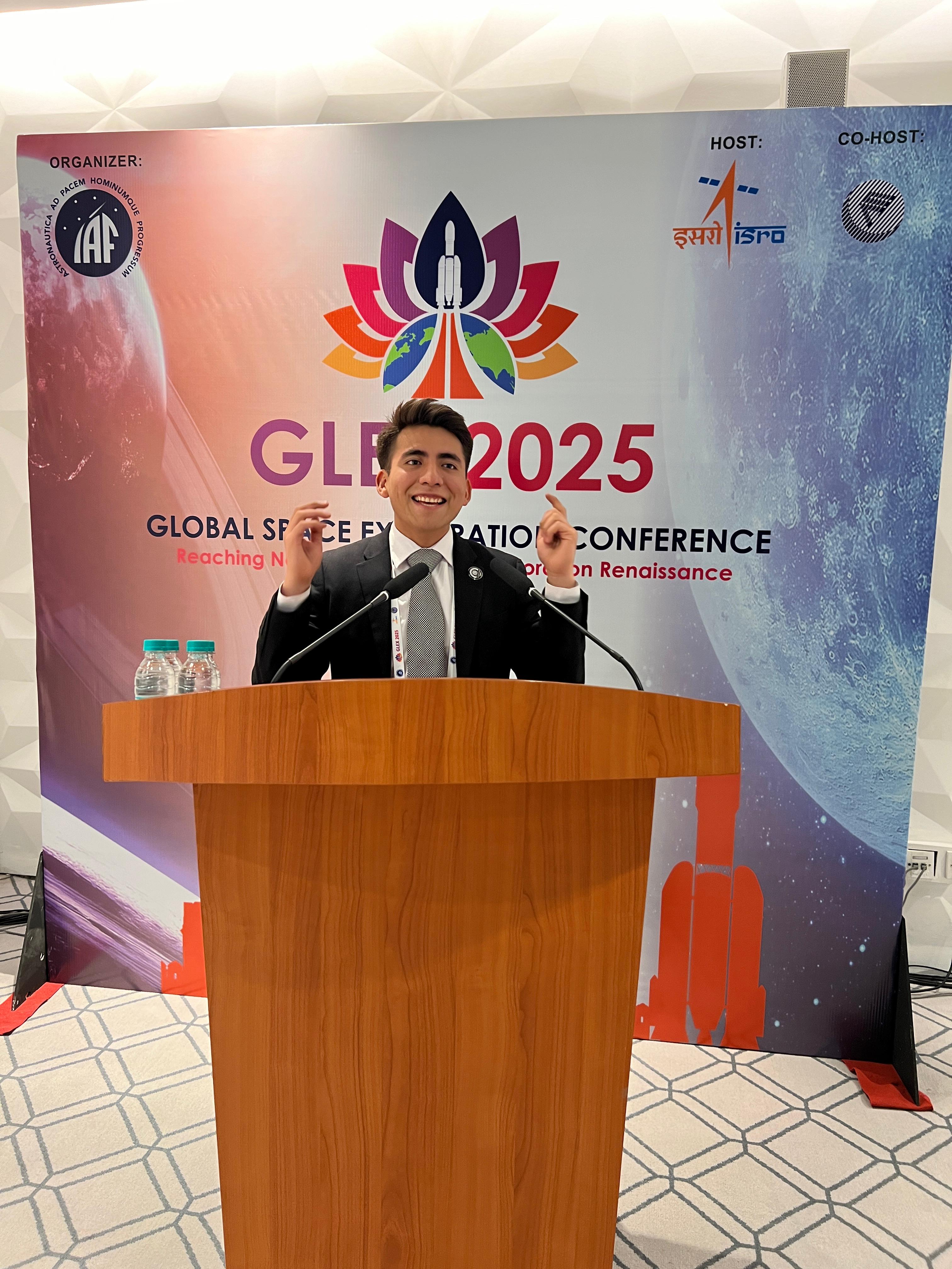 Alberto en Podium: presentación de investigación en materia de JR en Global Space Exploration Conference 2025 (Nueva Dehli).